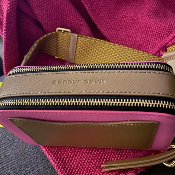 NWT- Marc Jacobs Camera Bag. Vibrant Pink /Tan Crossbody with Gold Accents - Picture 3 of 5